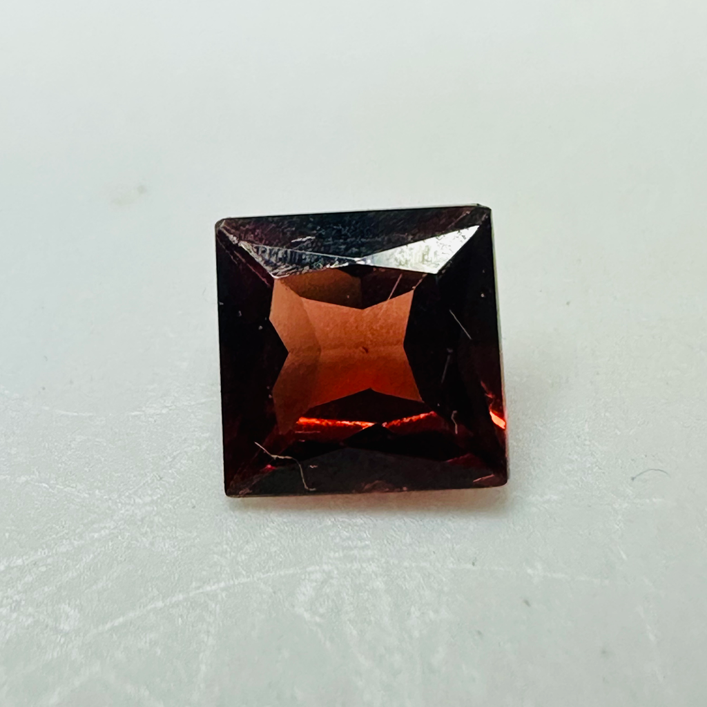 GARNET SQUARE 4.9MM  0.65CTS RED image 1