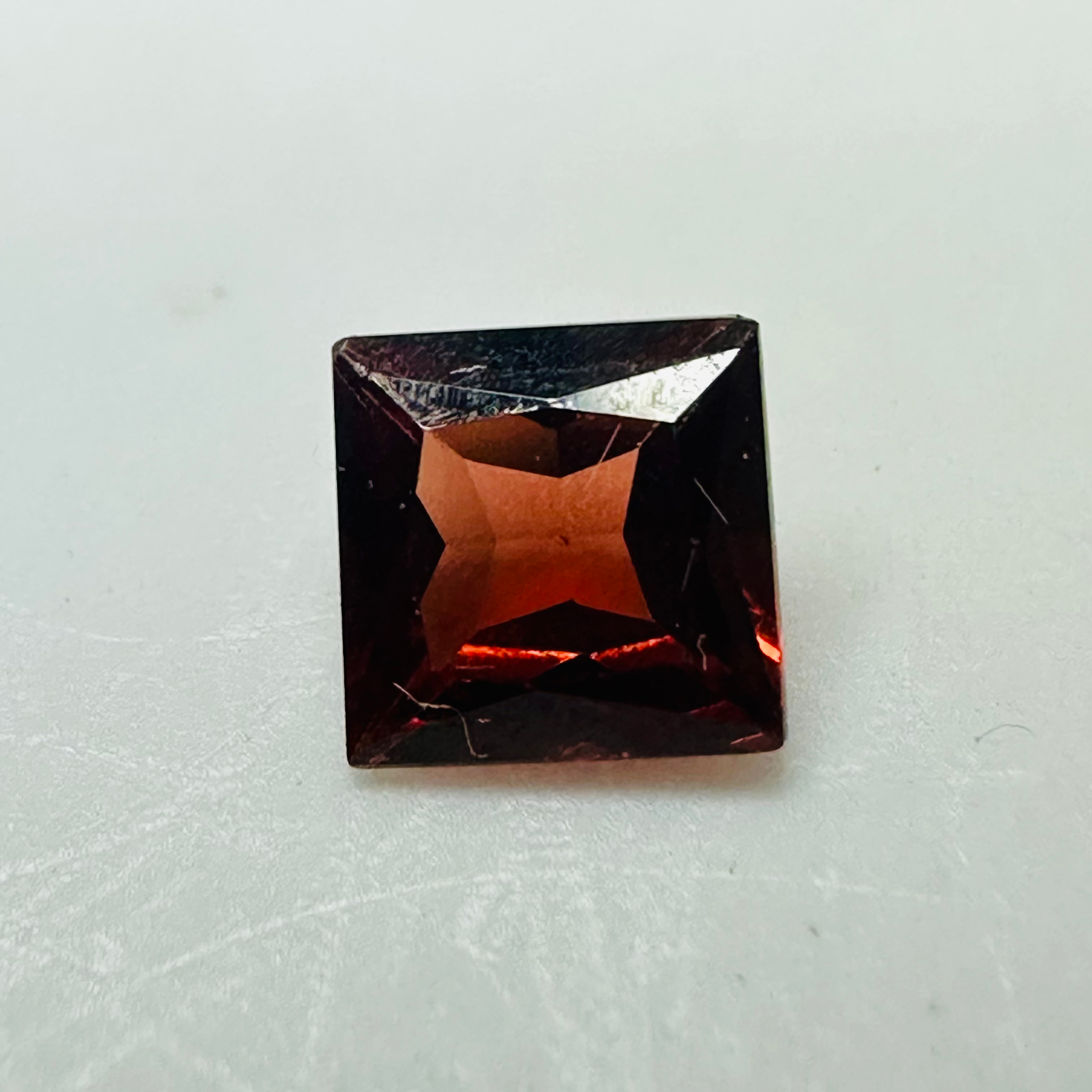 GARNET SQUARE 4.9MM  0.65CTS RED image 1