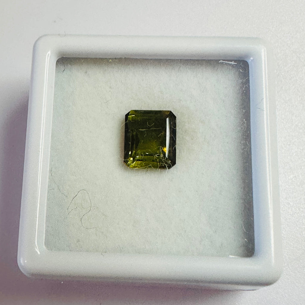 ANDALUSITE  TRAP CUT 7MMX5MM.  1.60CTS GREEN TO RED image 7