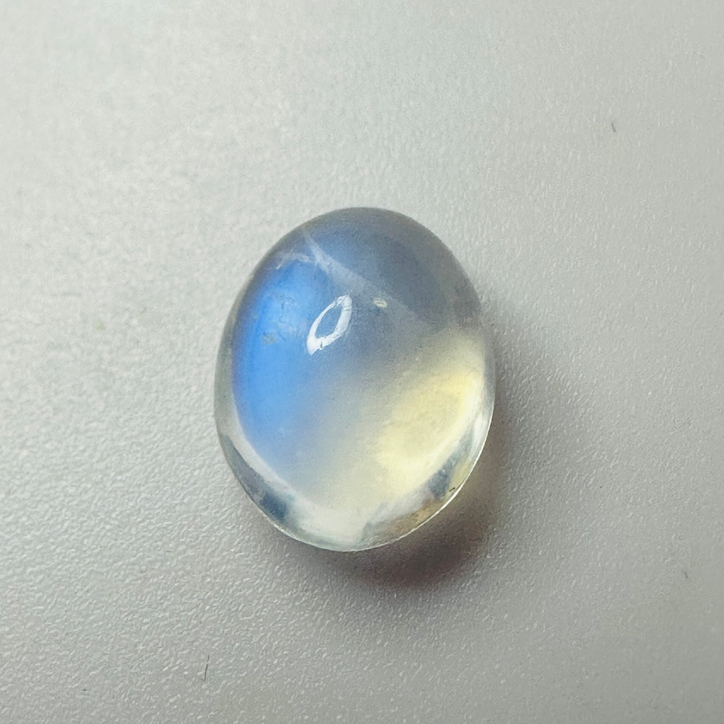 Moonstone  blue moon oval 9.9x7.7mm  3.09cts image 0