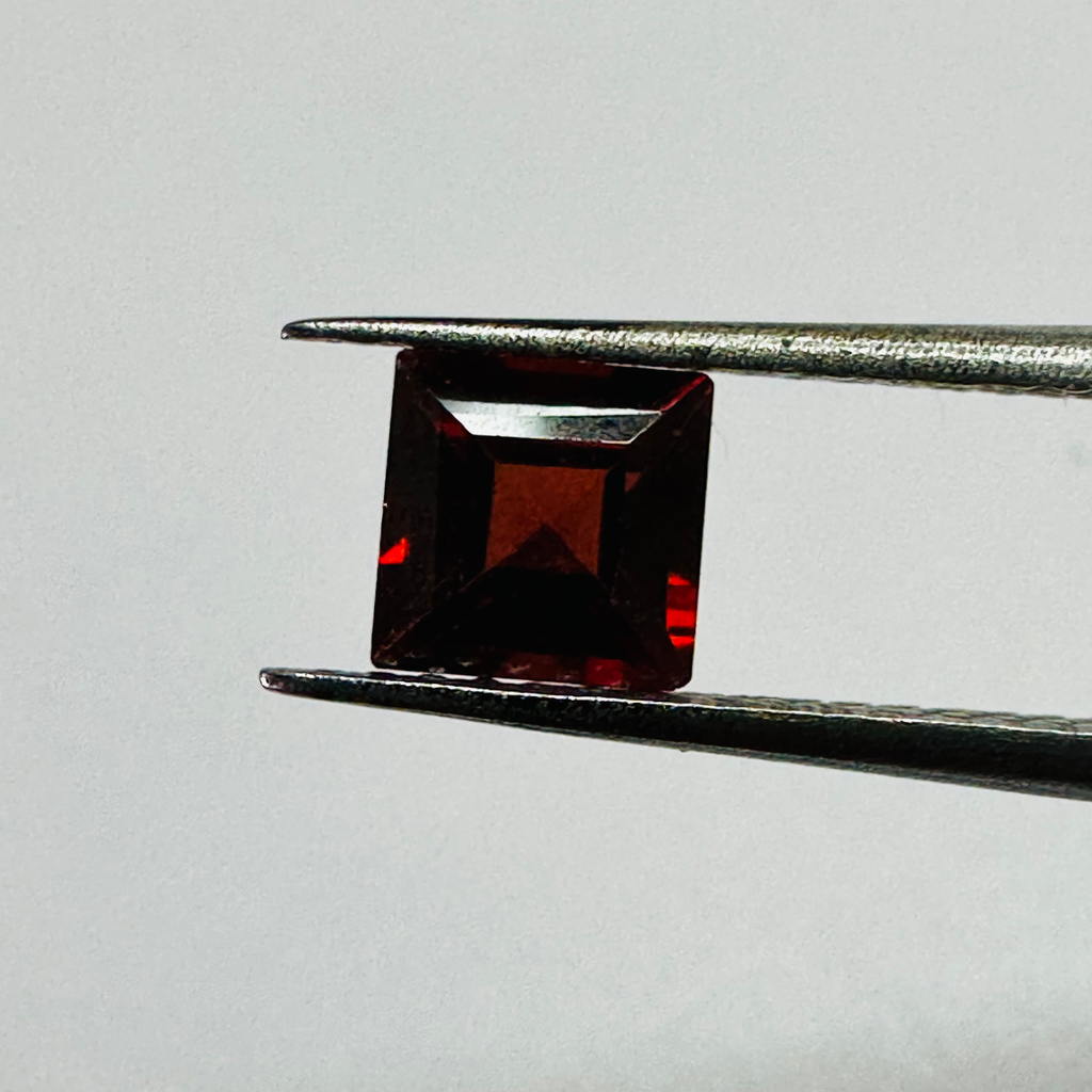 GARNET SQUARE 5MM  0.86CTS RED image 2