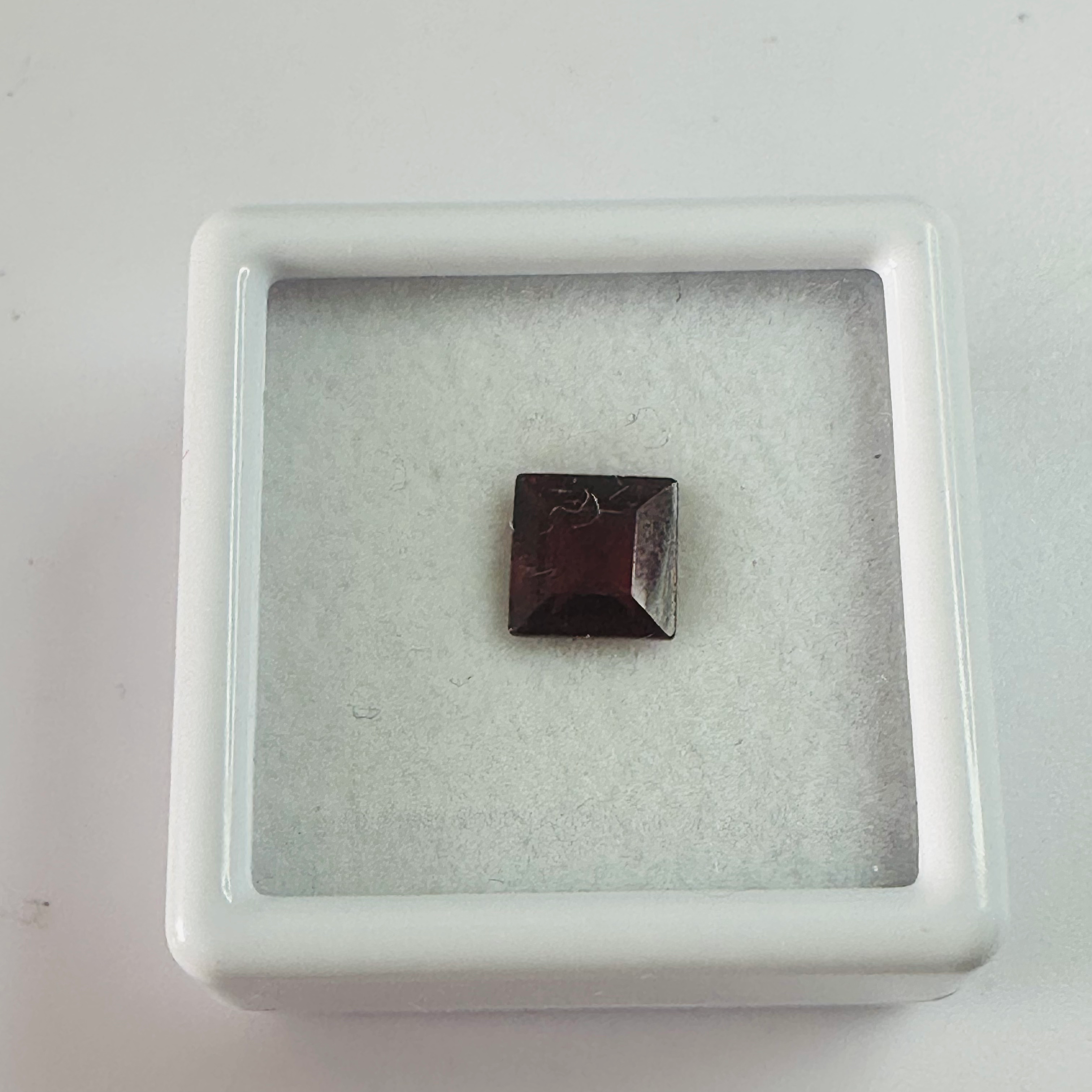 GARNET SQUARE 6MM   1.35CTS RED image 4