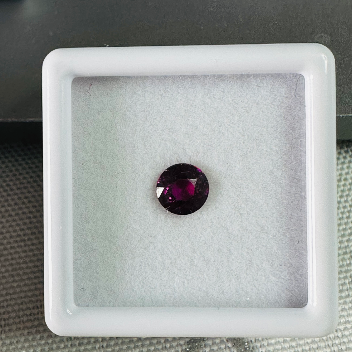 GARNET  ROUND 5.2MM  0.68CTS  RED image 3