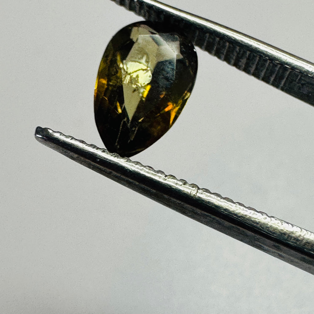 ANDALUSITE DROP  9MMX5MM.  1.24CTS GREEN TO RED image 1