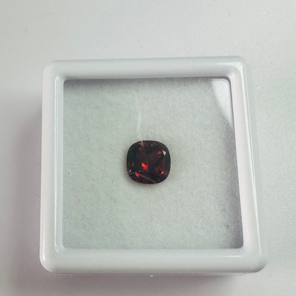 GARNET SQUARE.  6MMX6MM 1.13CTS image 3