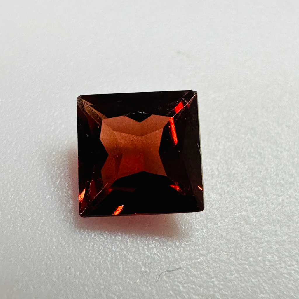 GARNET SQUARE 4.9MM  0.65CTS RED image 3