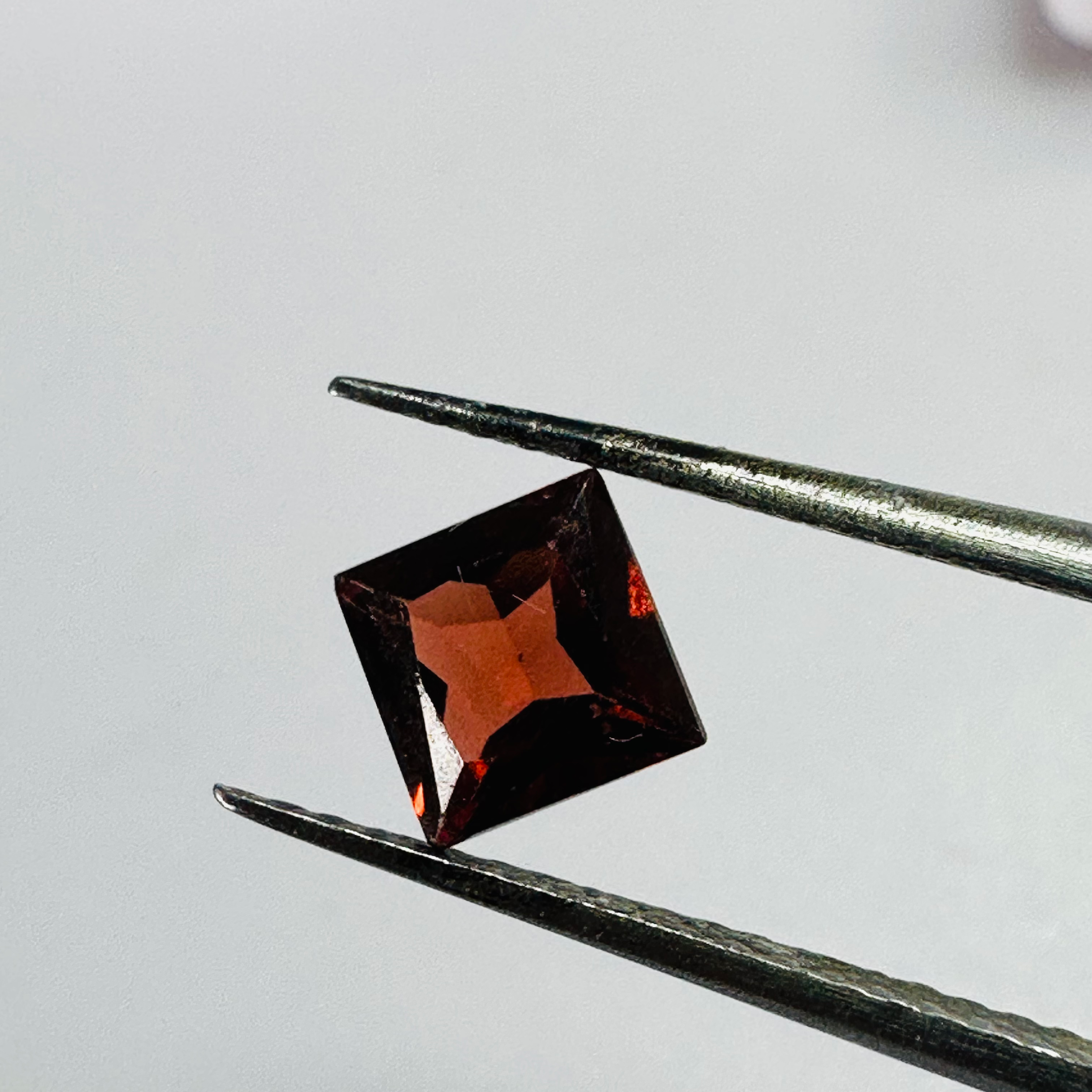 GARNET SQUARE 4.9MM  0.65CTS RED image 6