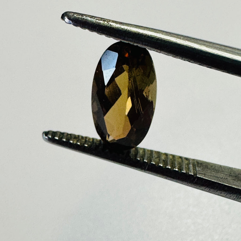 ANDALUSITE OVAL 9.5MMX4MM.  1.25CTS GREEN TO RED image 5