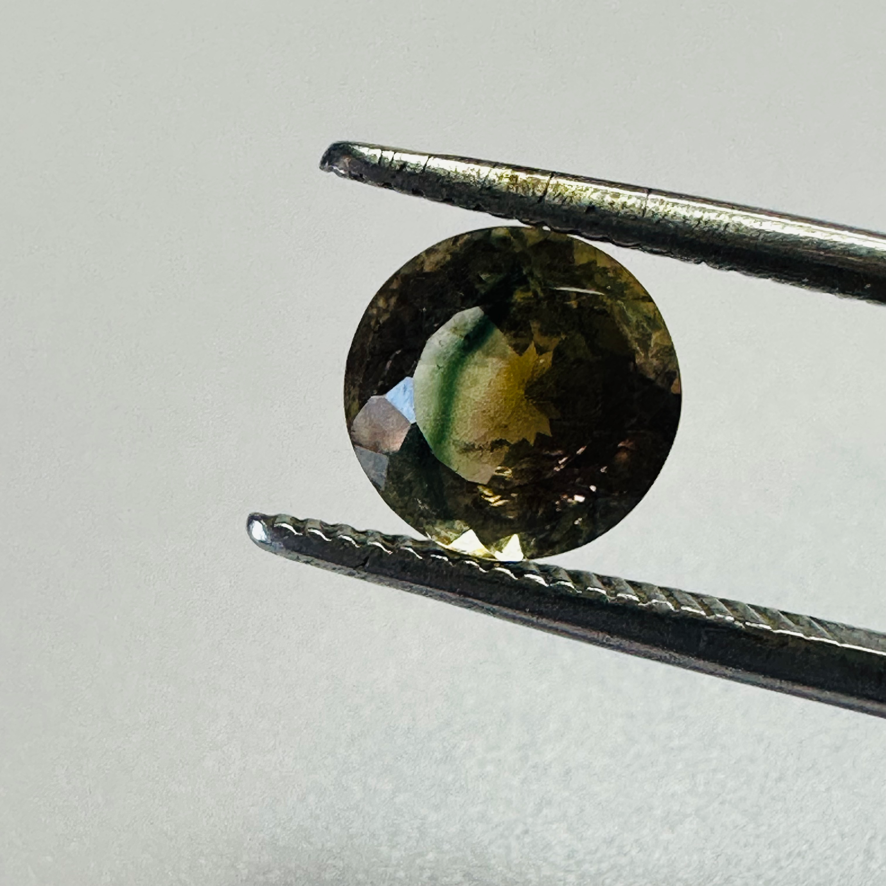 TOURMALINE BI COLOUR ROUND  6.9MM   1.24CTS image 0