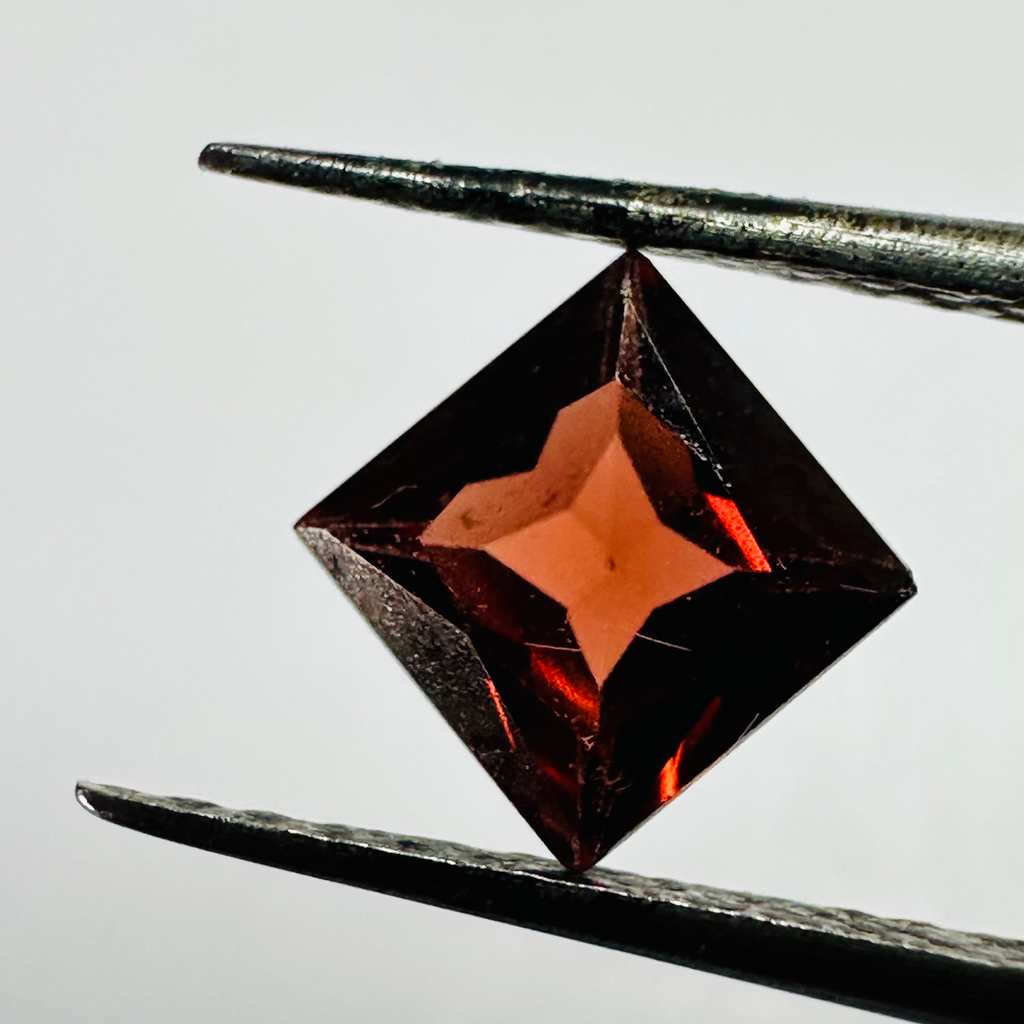 GARNET SQUARE 4.9MM  0.65CTS RED image 2