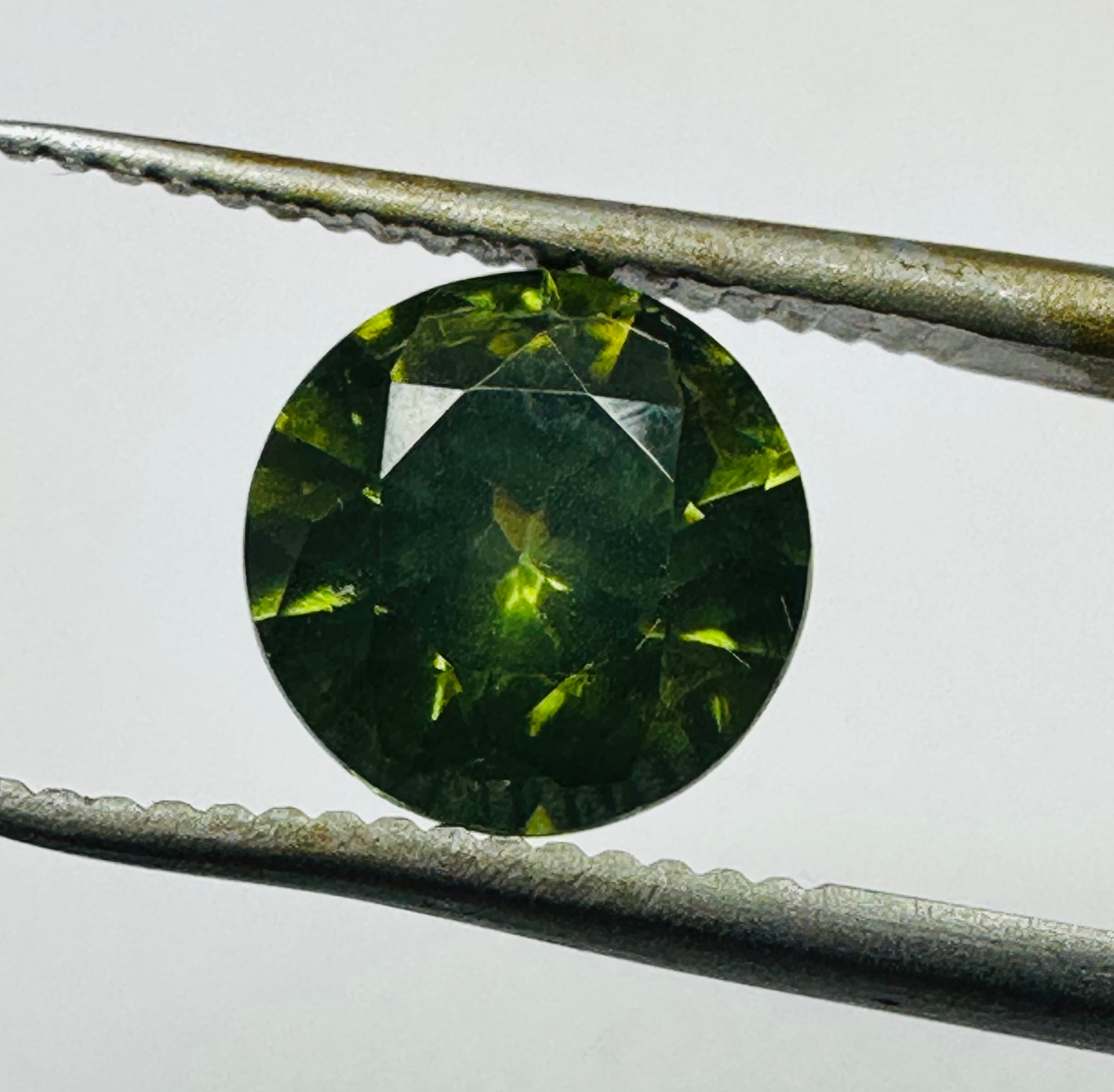ZIRCON GREEN ROUND 8.3MM  2.85CTS image 0