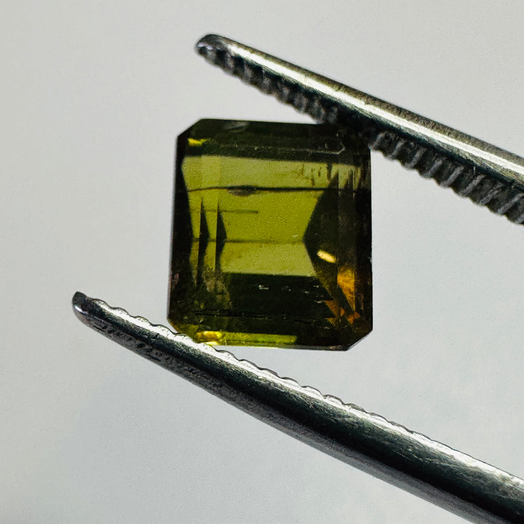 ANDALUSITE  TRAP CUT 7MMX5MM.  1.60CTS GREEN TO RED image 3