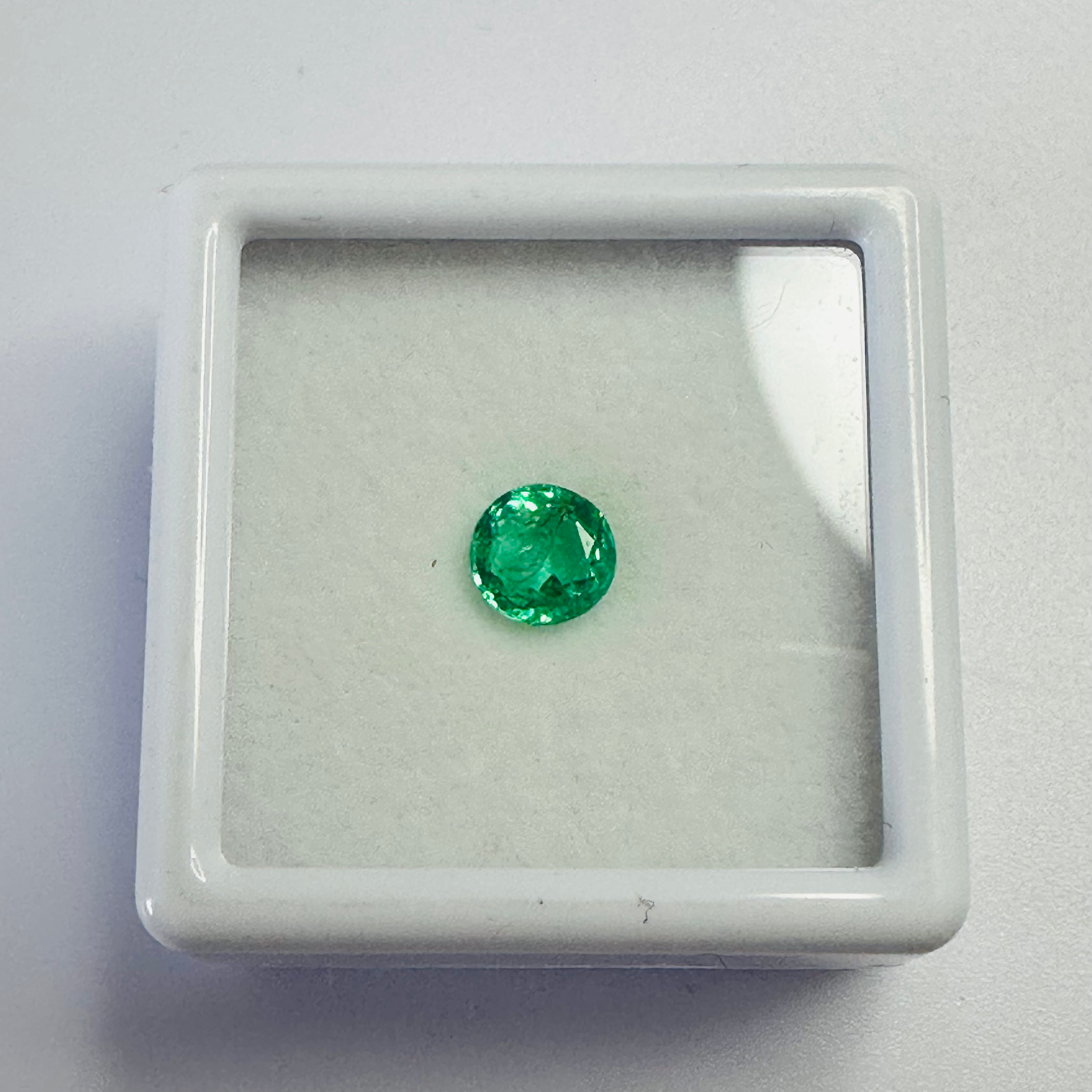 EMERALD ROUND 5MM  0.50CTS image 3