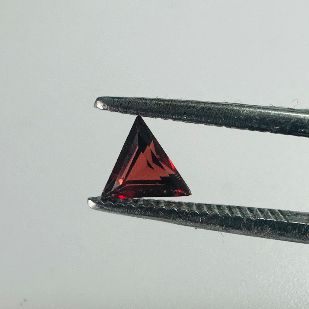 GARNET TRIANGLE 5MM  0.40CTS RED image 0