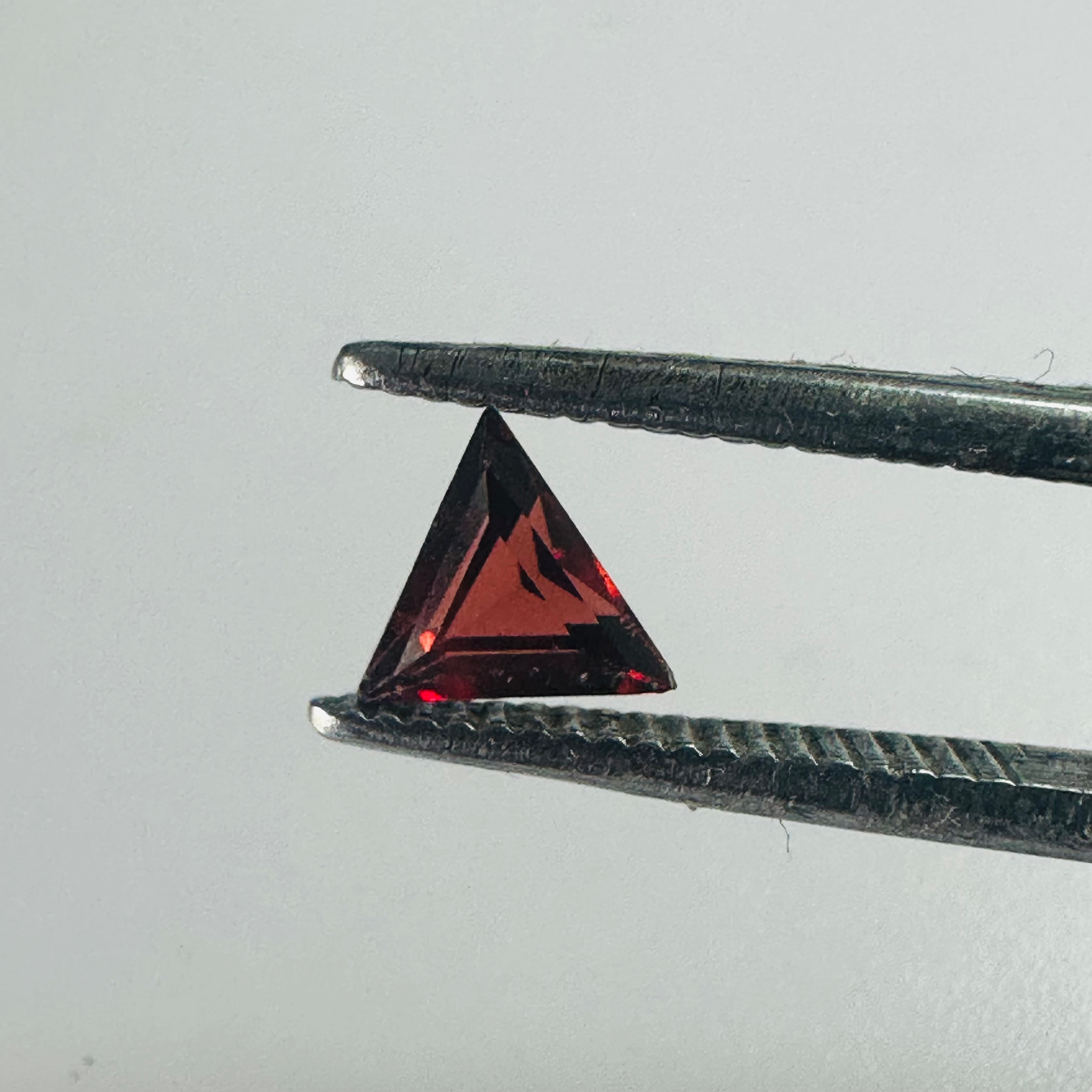 GARNET TRIANGLE 5MM  0.40CTS RED image 0