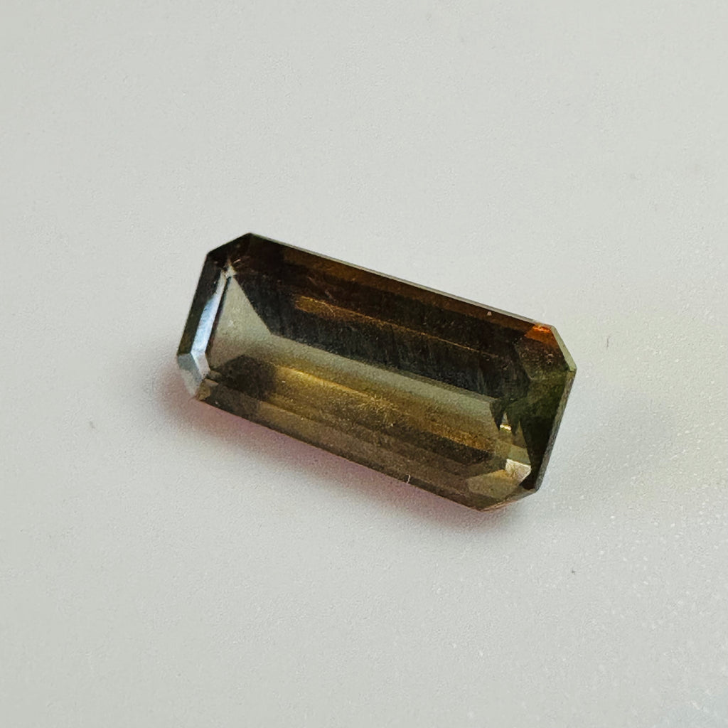 ANDALUSITE 11.5MMX5.5MM.  2.15CTS GREEN TO RED image 3