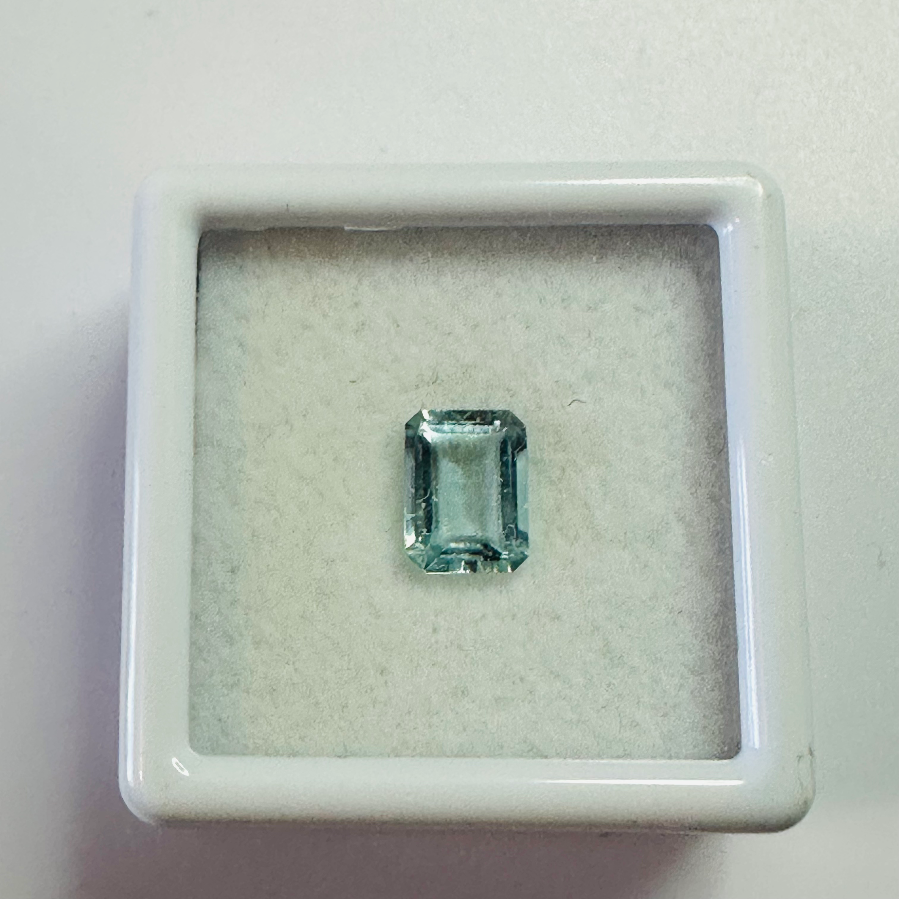 AQUAMARINE  TRAP CUT 7.1MMX5.3MM 0.89CTS image 3
