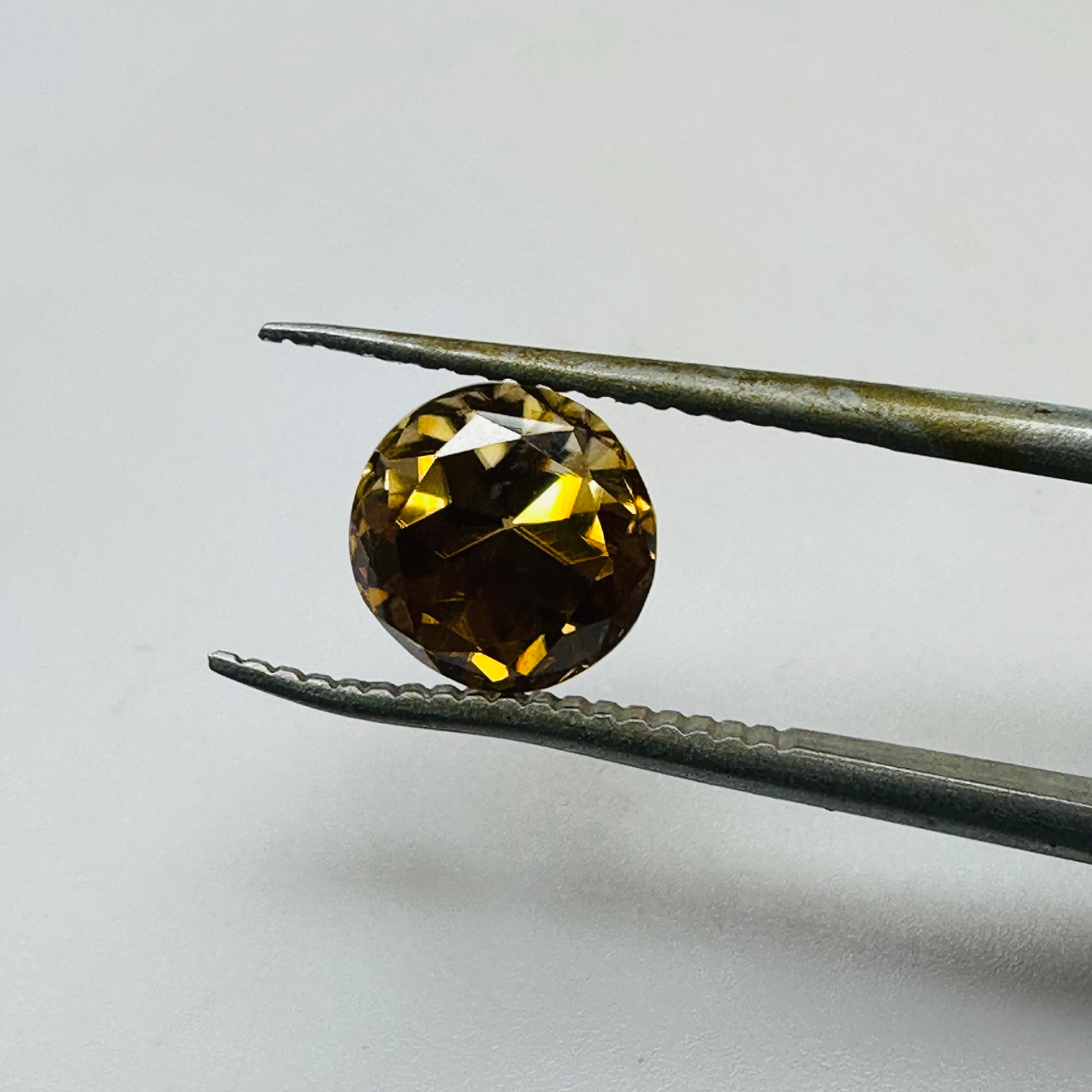 ZIRCON GOLDEN ROUND 7.7MM  3.23CTS image 5