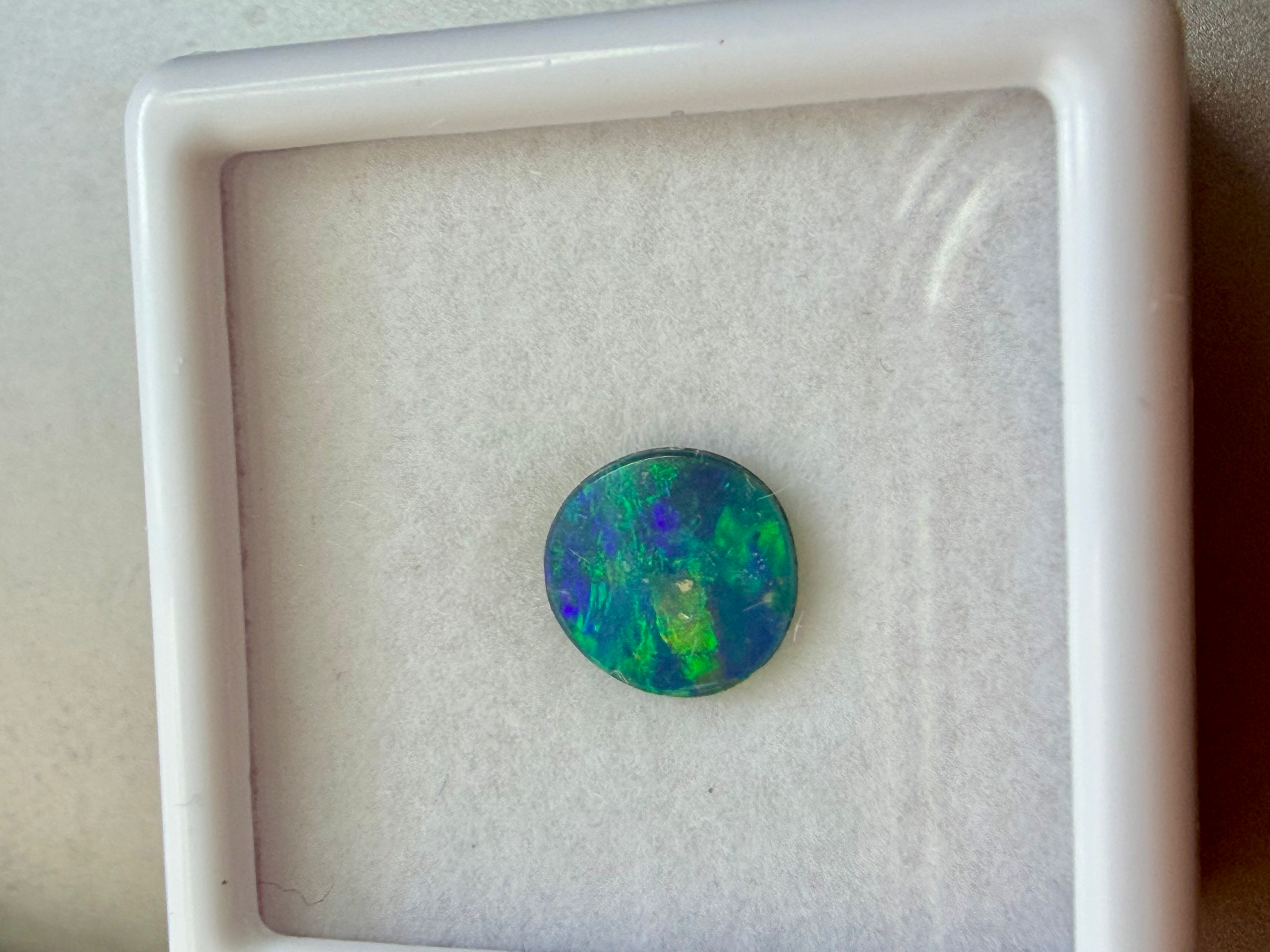 Opal Doublet Striking colours 7.2mm round 0.78cts image 1