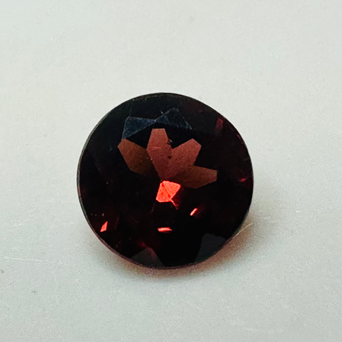 GARNET  ROUND 5.2MM  0.68CTS  RED image 6