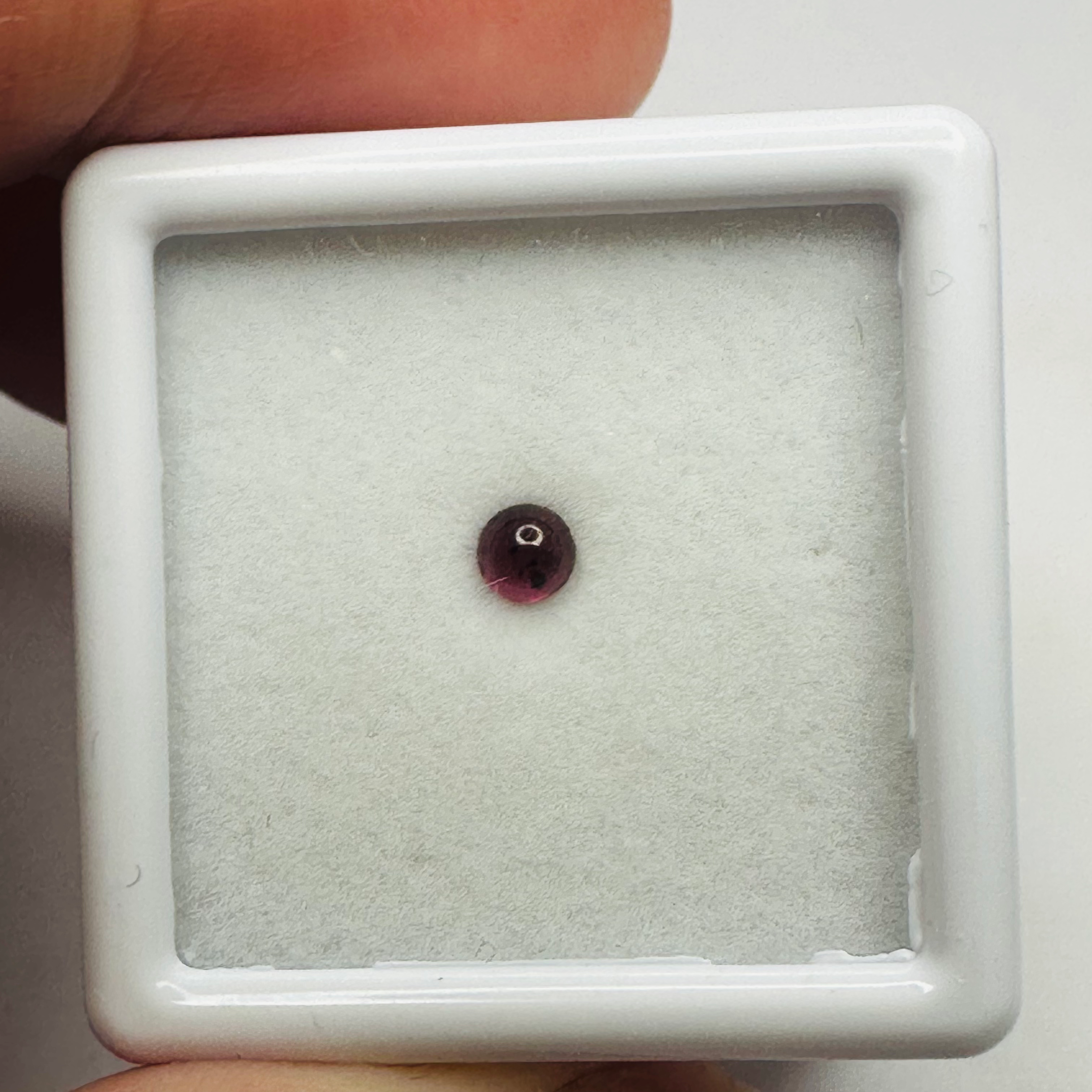 GARNET ROUND CAB 3MM.  0.20CTS image 4