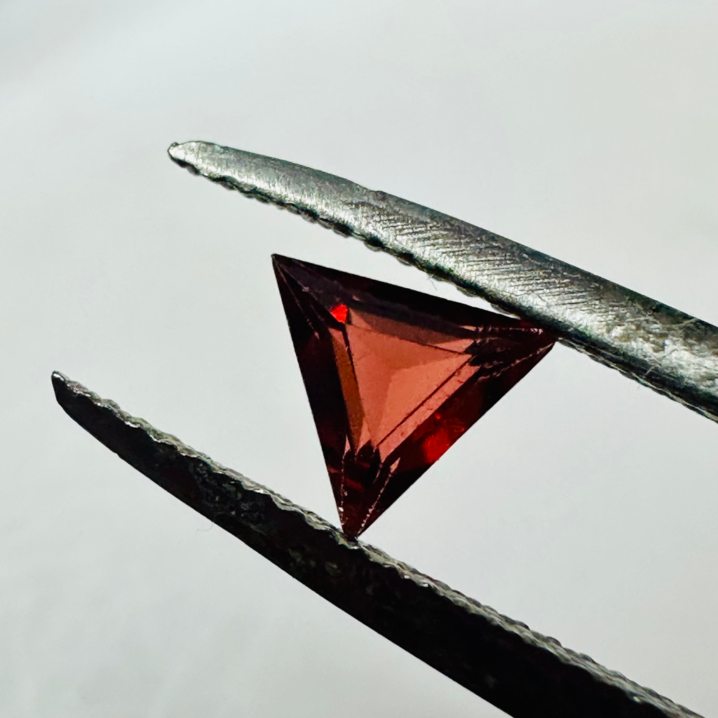 GARNET TRIANGLE 5MM  0.40CTS RED image 4