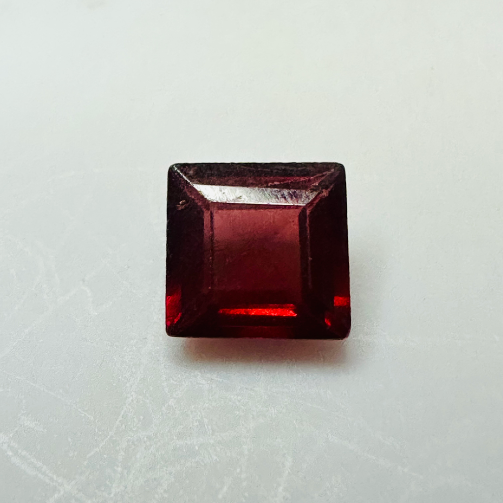 GARNET SQUARE 6MM   1.35CTS RED image 3