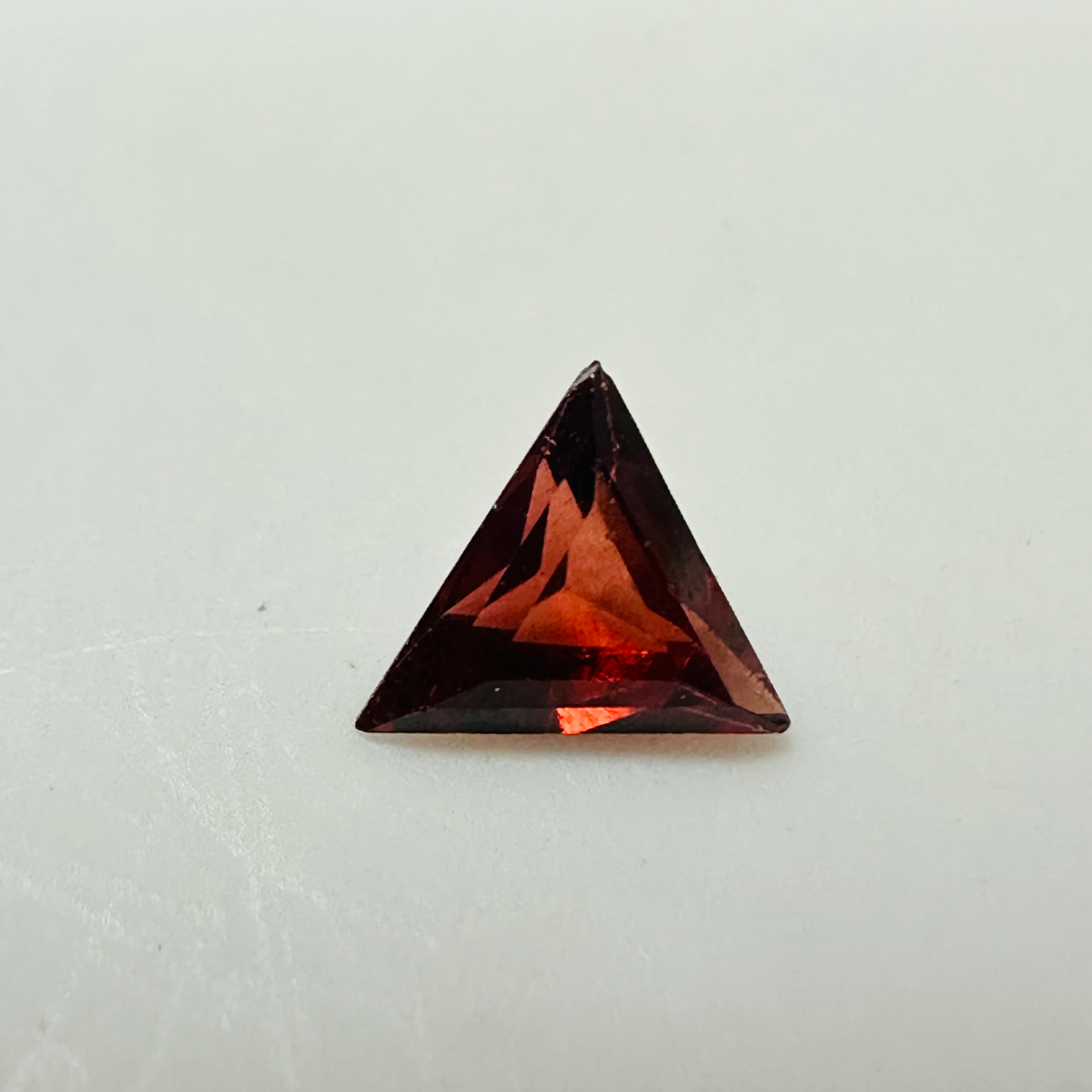 GARNET TRIANGLE 5MM  0.40CTS RED image 3