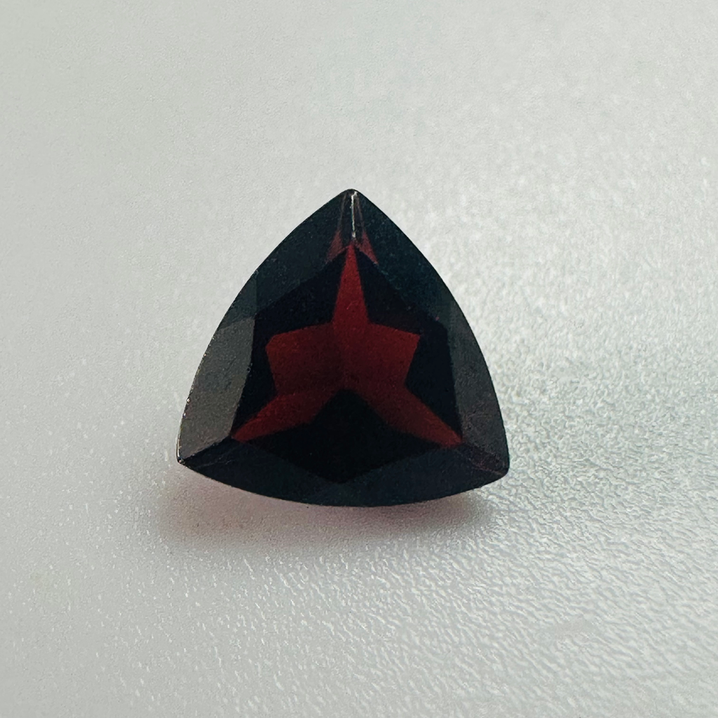 GARNET TRILLION 7MM  1.13CTS image 1
