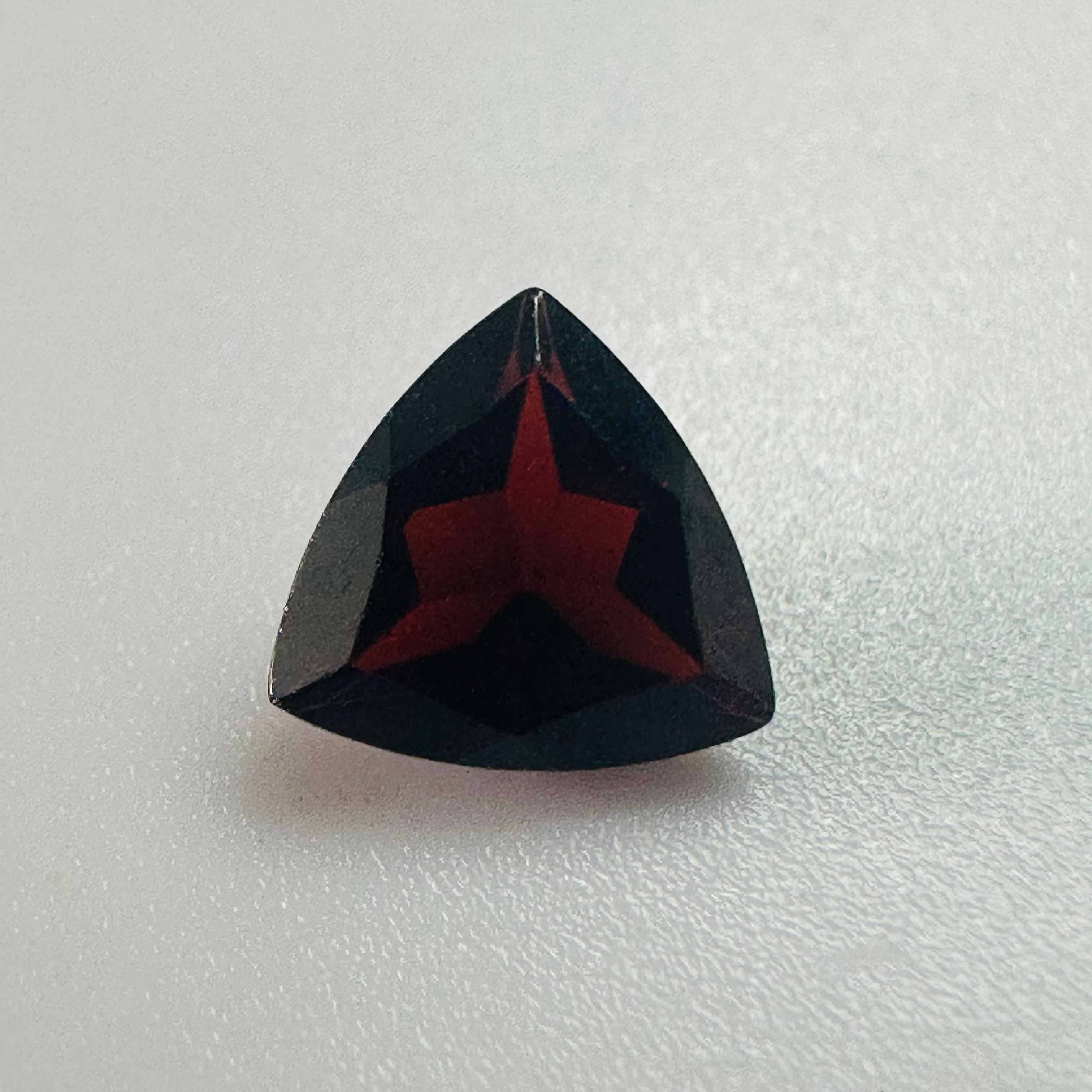 GARNET TRILLION 7MM  1.13CTS image 1