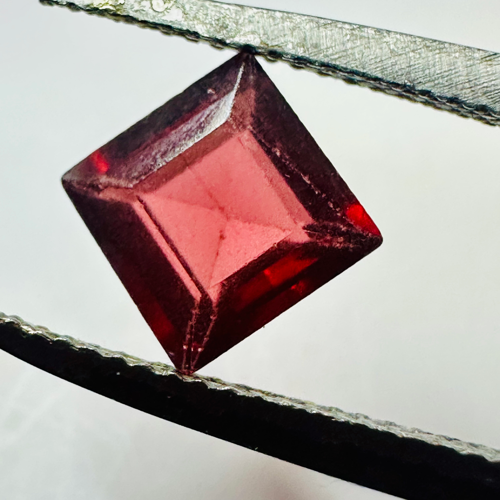 GARNET SQUARE 6MM   1.35CTS RED image 0