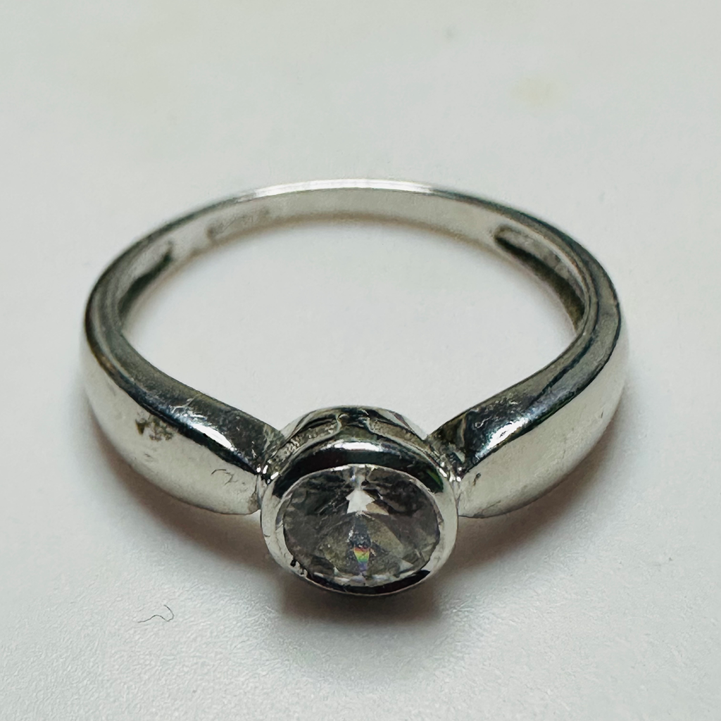 9ct White Gold and White Zircon ring size N1/2 image 6