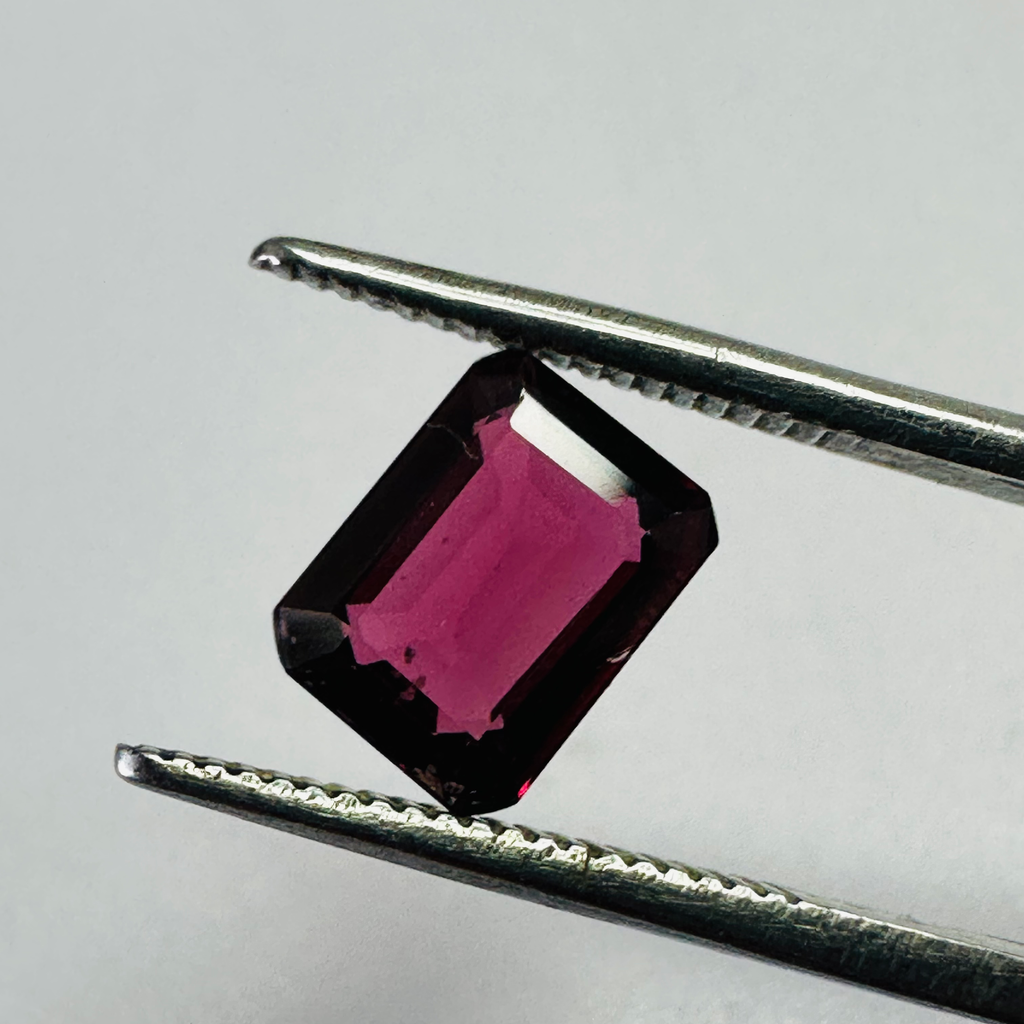 GARNET TRAP CUT   8MMX6MM 1.62CTS image 0