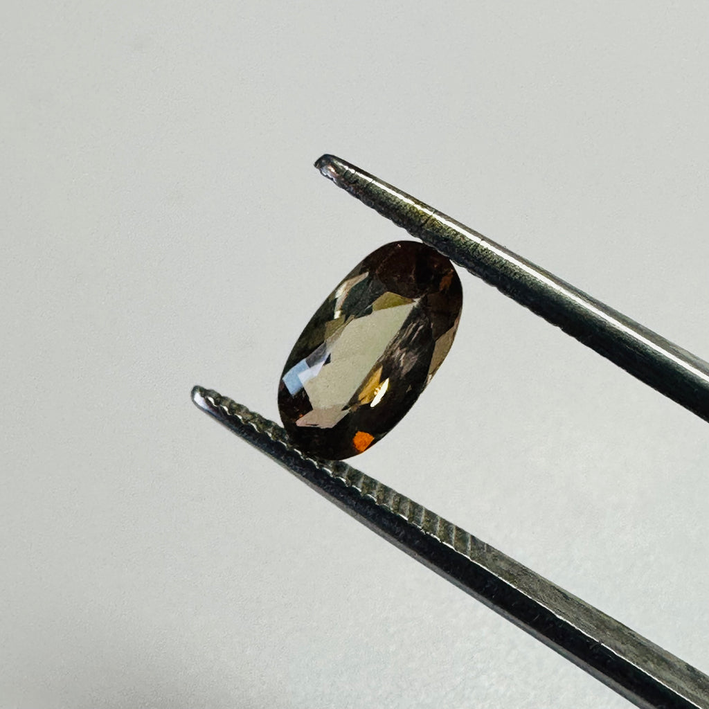 ANDALUSITE OVAL 9MMX5MM.  1.01CTS GREEN TO RED image 2