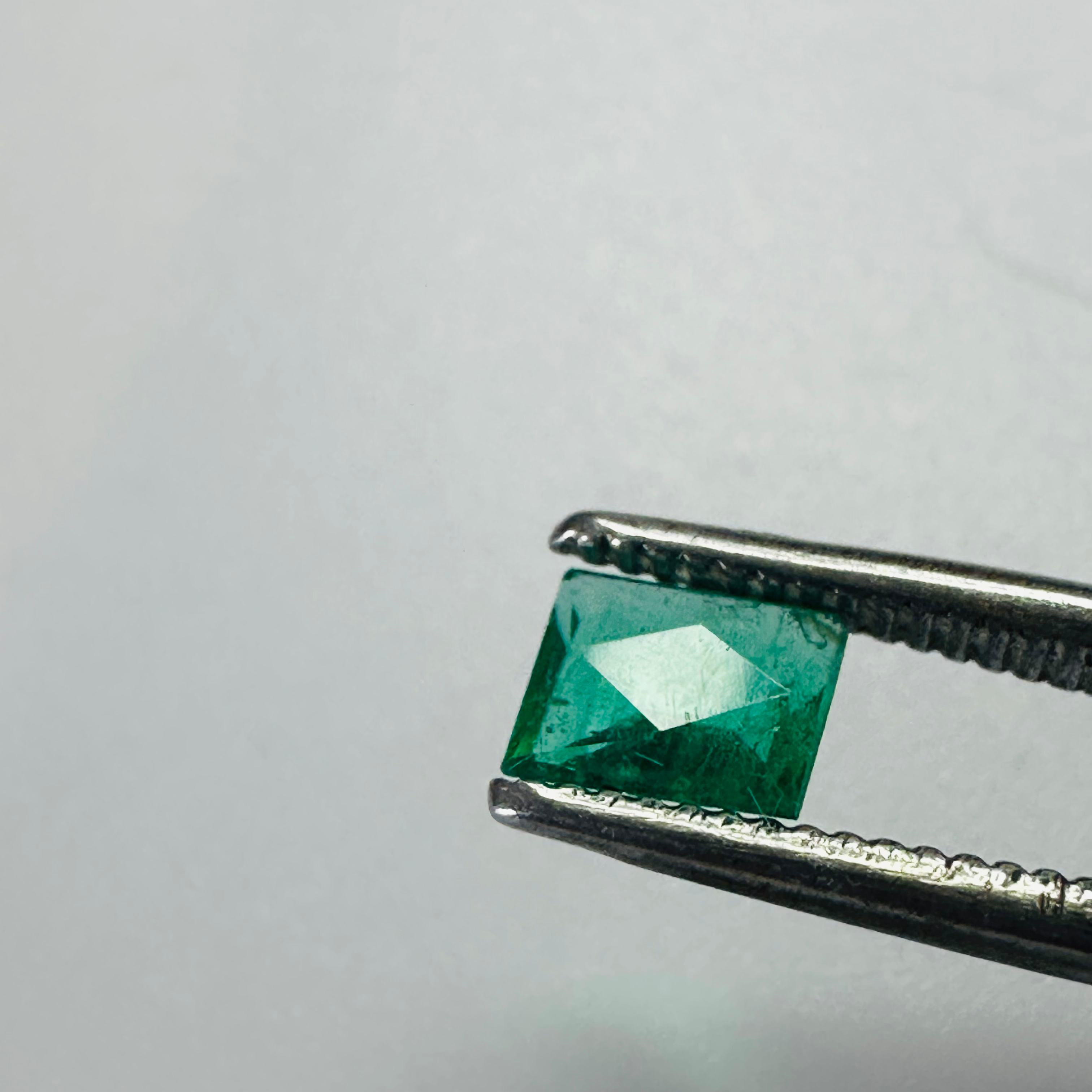 EMERALD FRENCH CUT 5MMX4.1MM. 0.36CTS image 3
