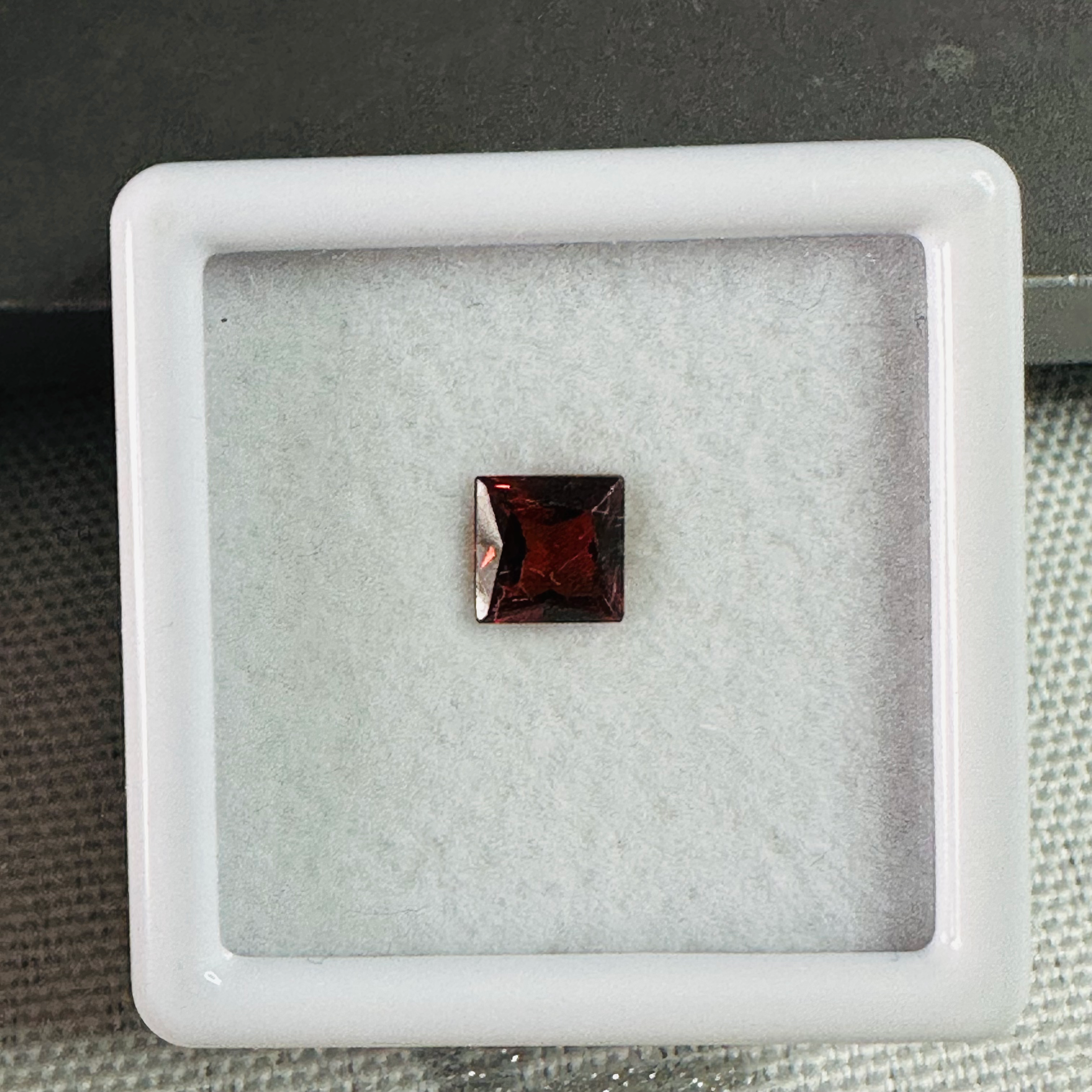 GARNET SQUARE 4.9MM  0.65CTS RED image 5