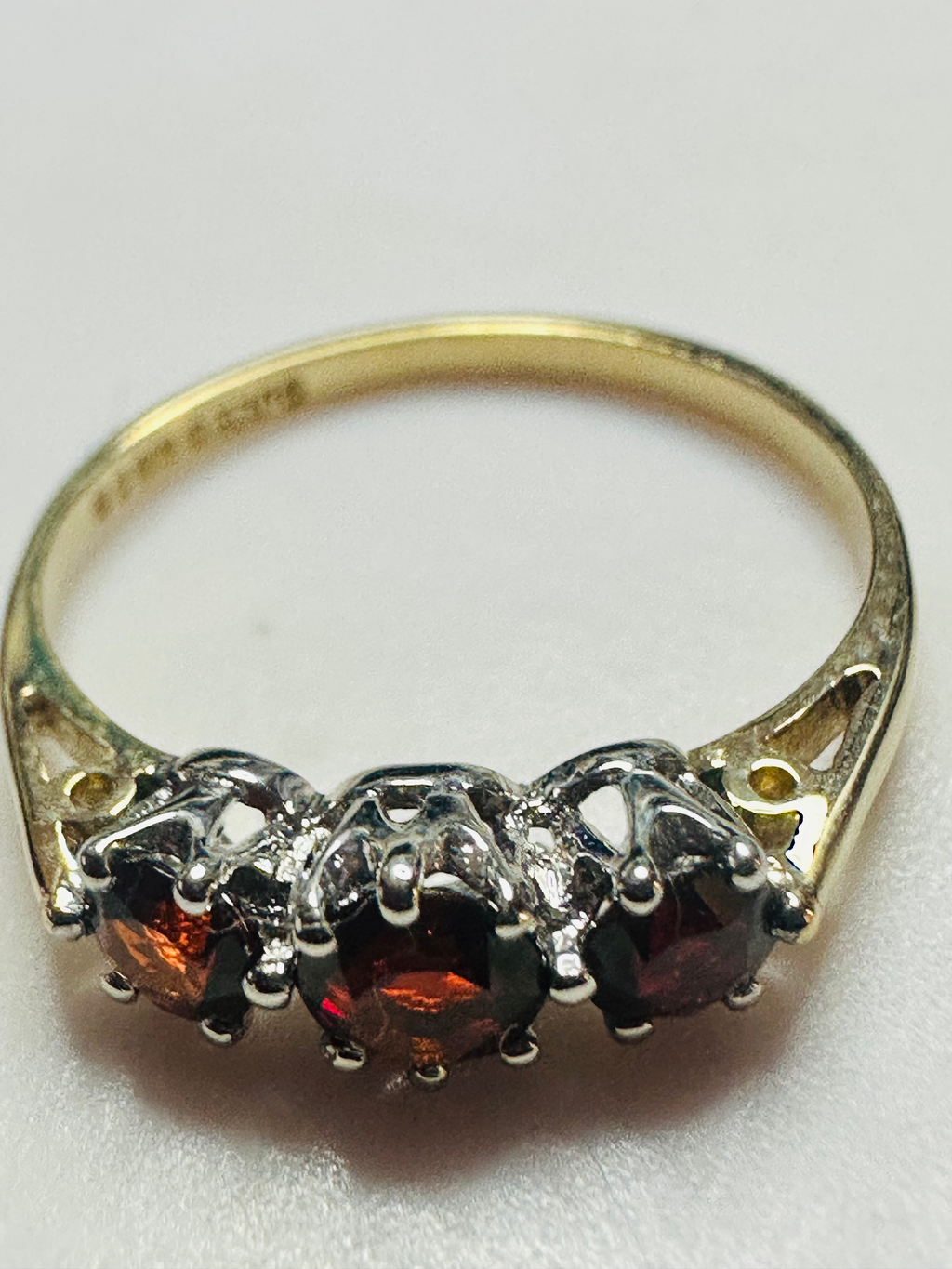 9ct Yellow gold 3 stone Red Garnet ring size J1/2 image 3