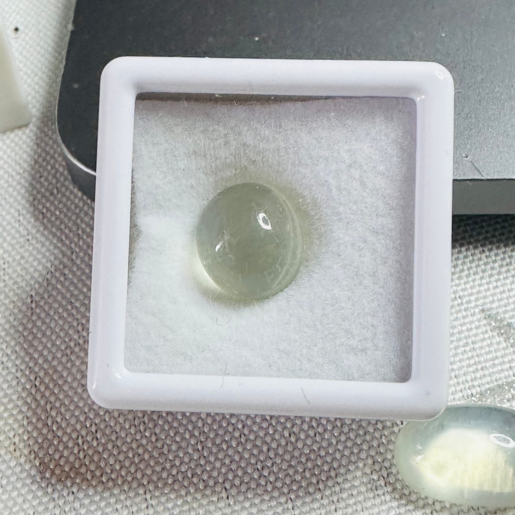 Moonstone  white moon oval 10.3mmx9.3mm  4.09cts image 1