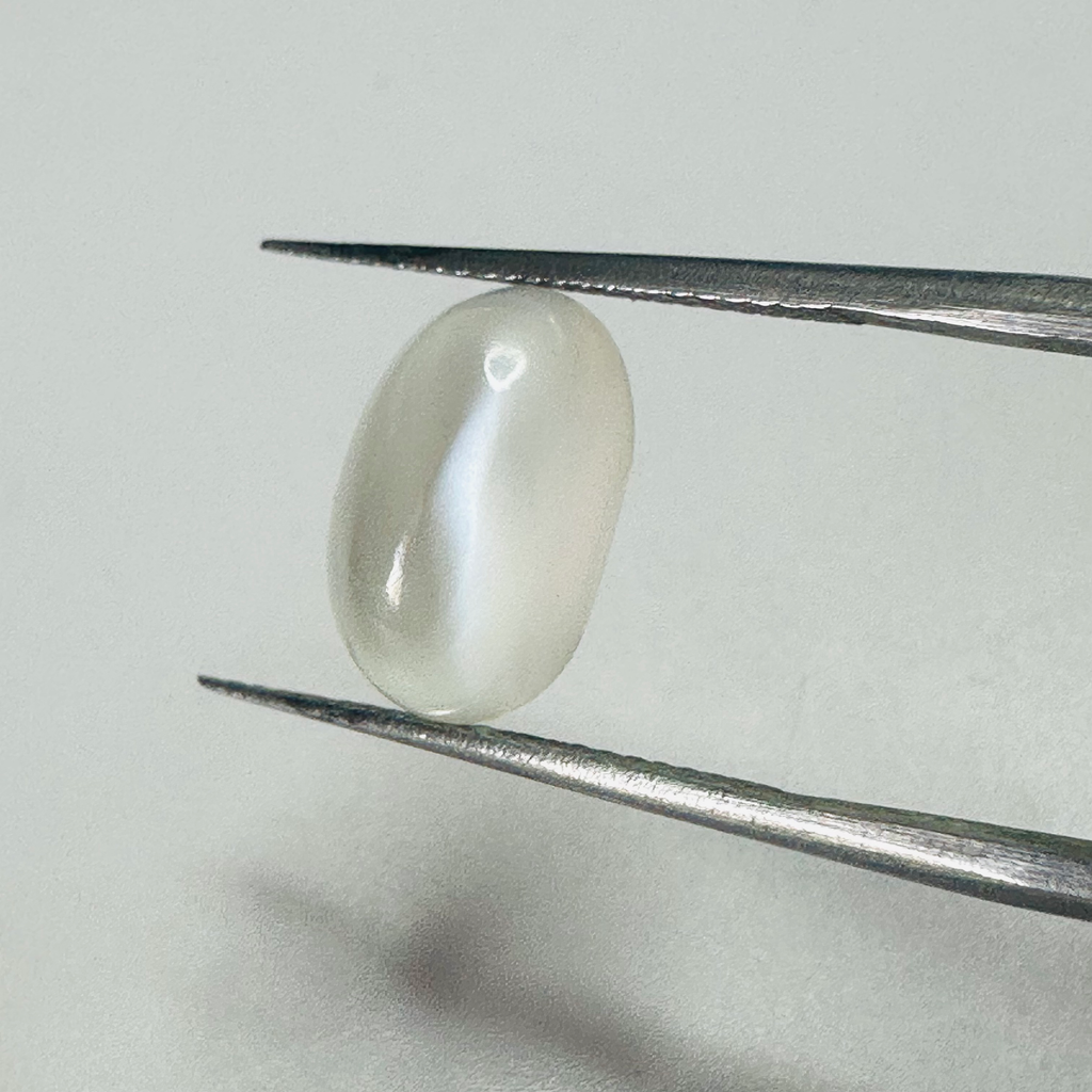Moonstone  white moon oval 12.4mmx8mm  4.16cts image 4