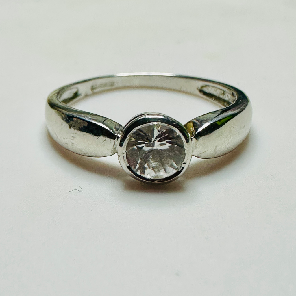 9ct White Gold and White Zircon ring size N1/2 image 3
