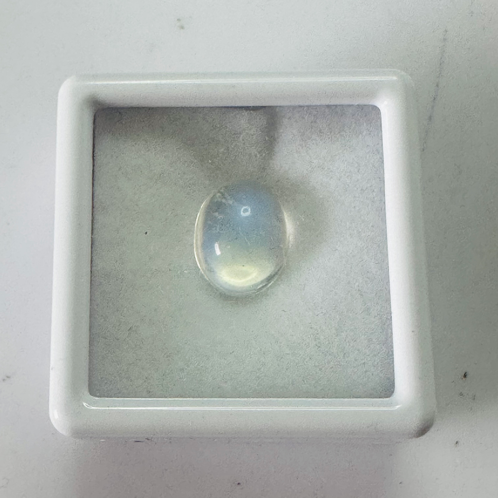 Moonstone  blue moon oval 9.9x7.7mm  3.09cts image 5