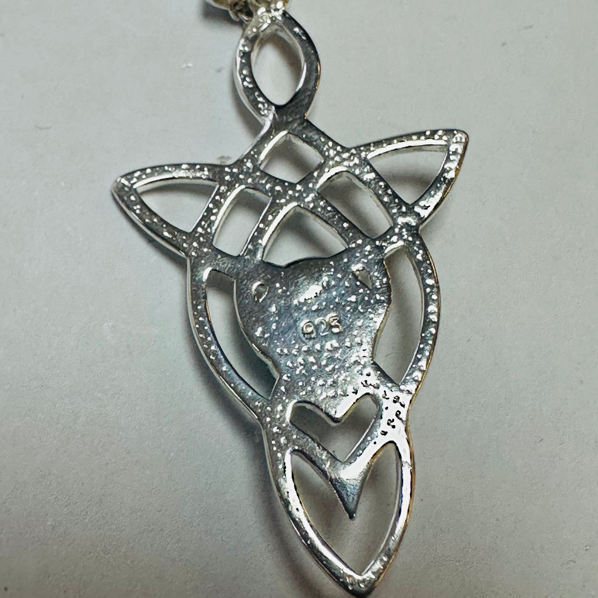 Sterling silver celtic knott with malachite 16inch chain