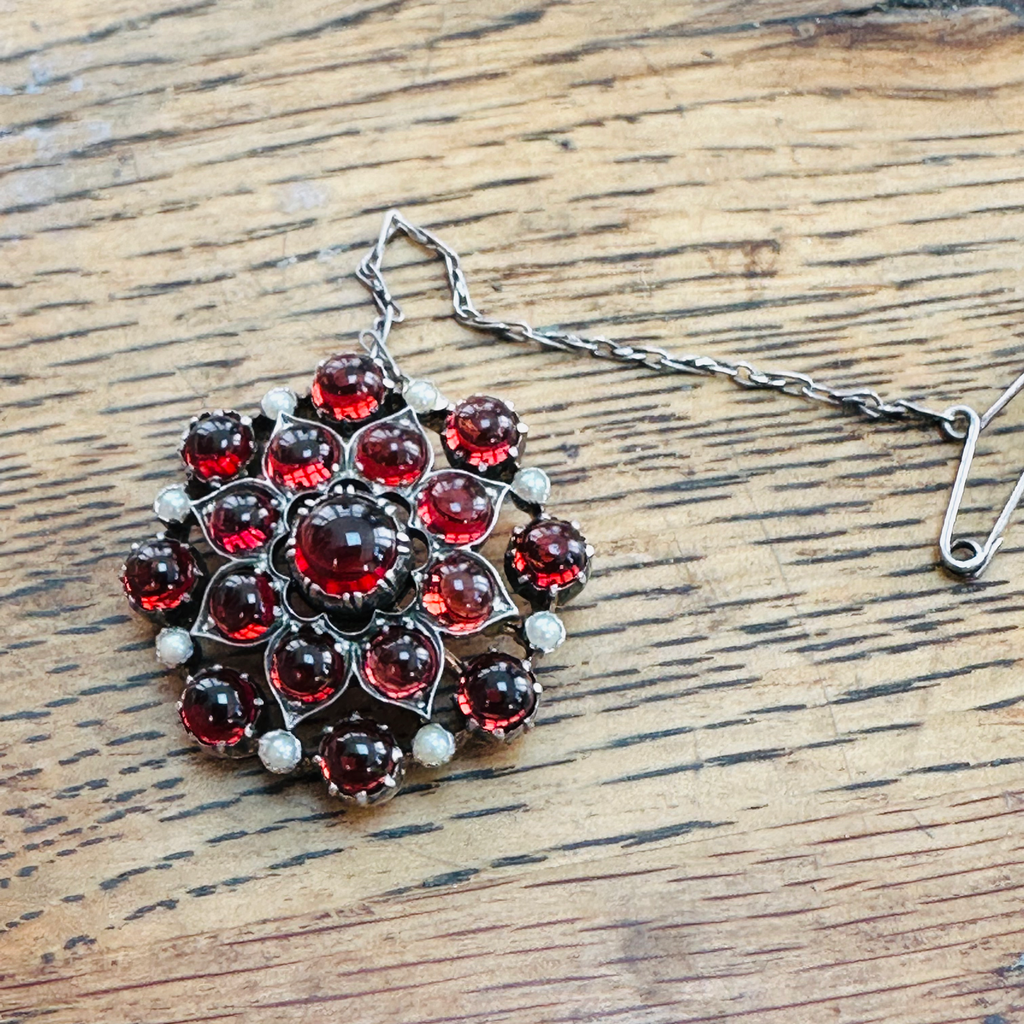 Vintage 9ct gold and silver cab Garnet brooch