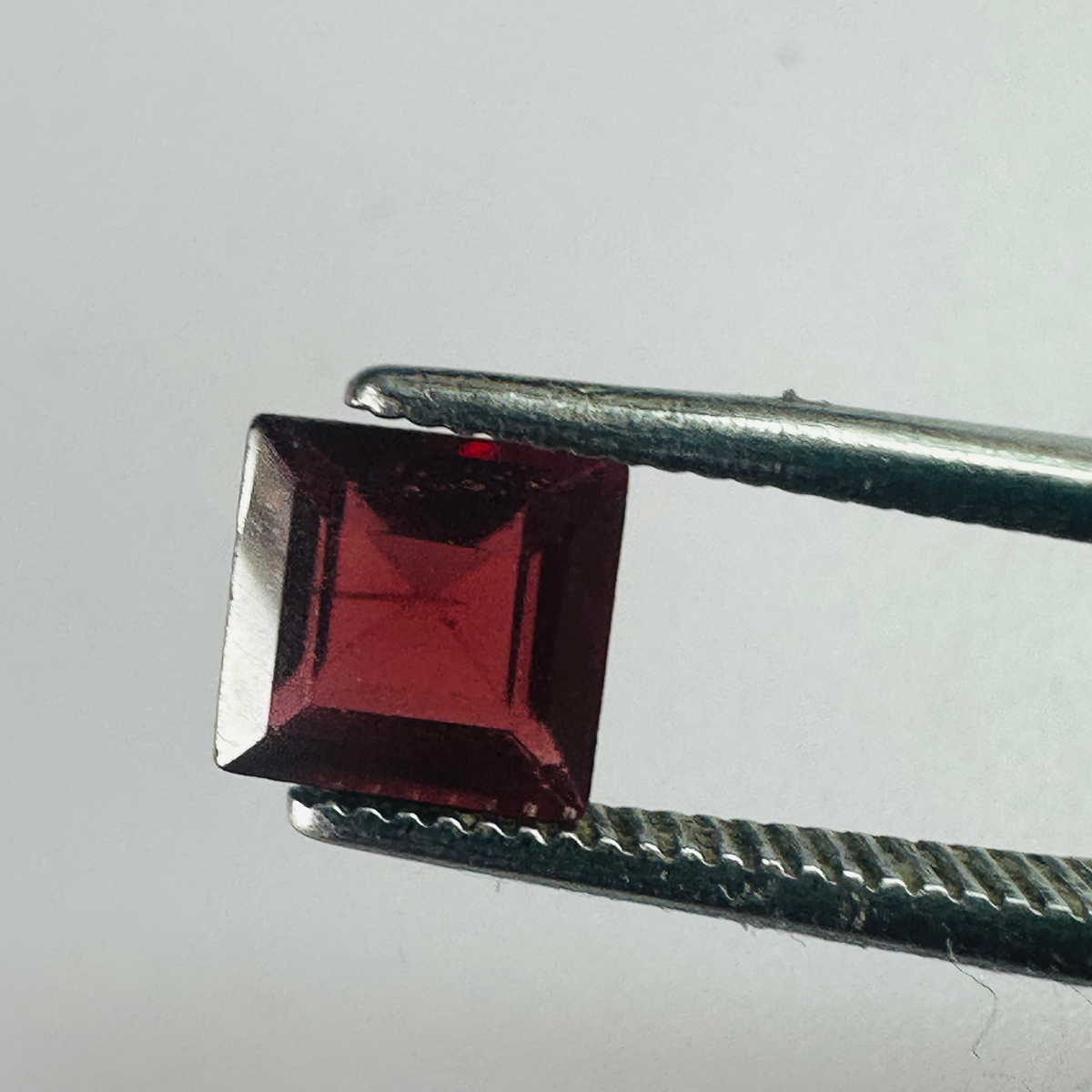 GARNET SQUARE 6MM   1.35CTS RED
