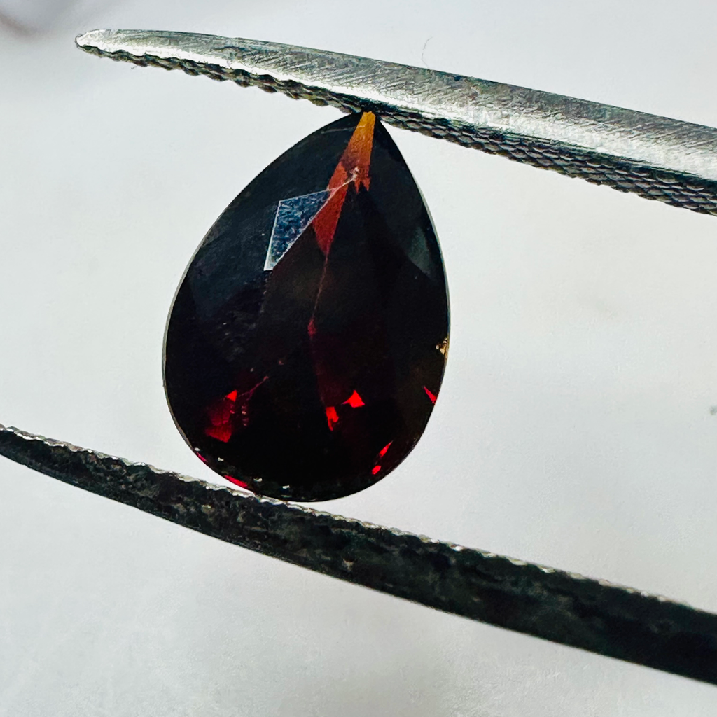 GARNET  PEAR 10.2MMX7.2MM  2.09CTS  DEEP RED
