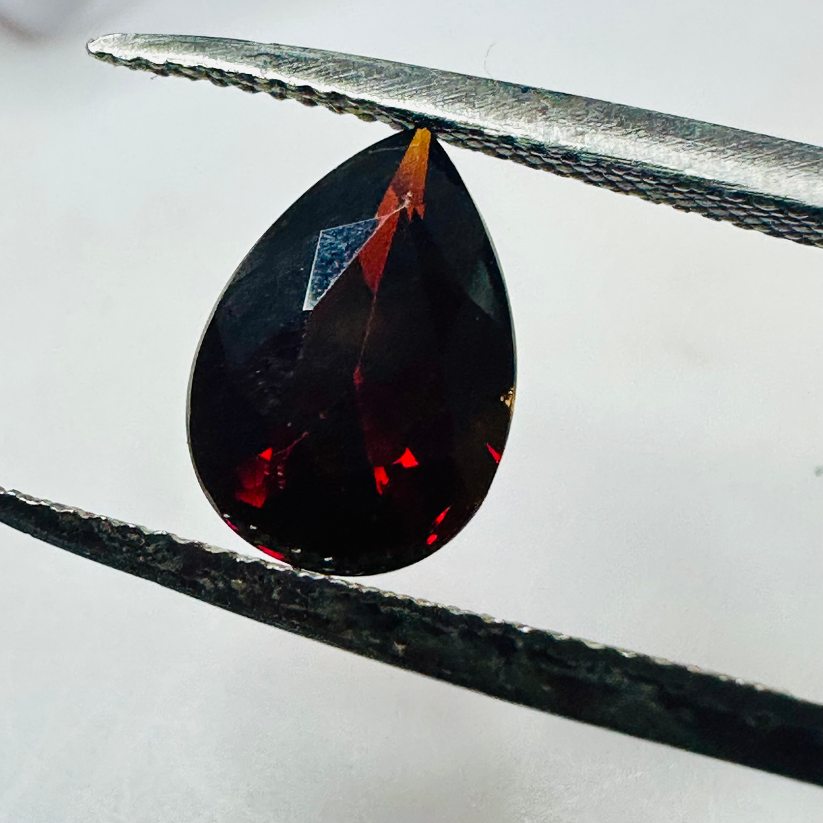 GARNET  PEAR 10.2MMX7.2MM  2.09CTS  DEEP RED