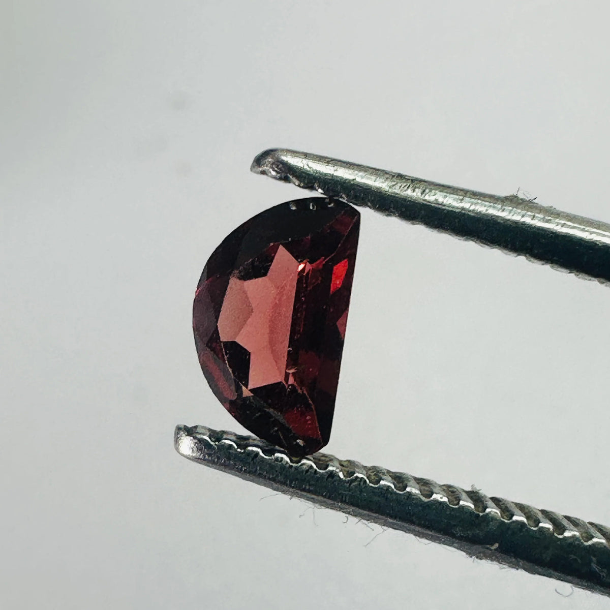 GARNET D SHAPE  6MMX4MM 0.47CTS