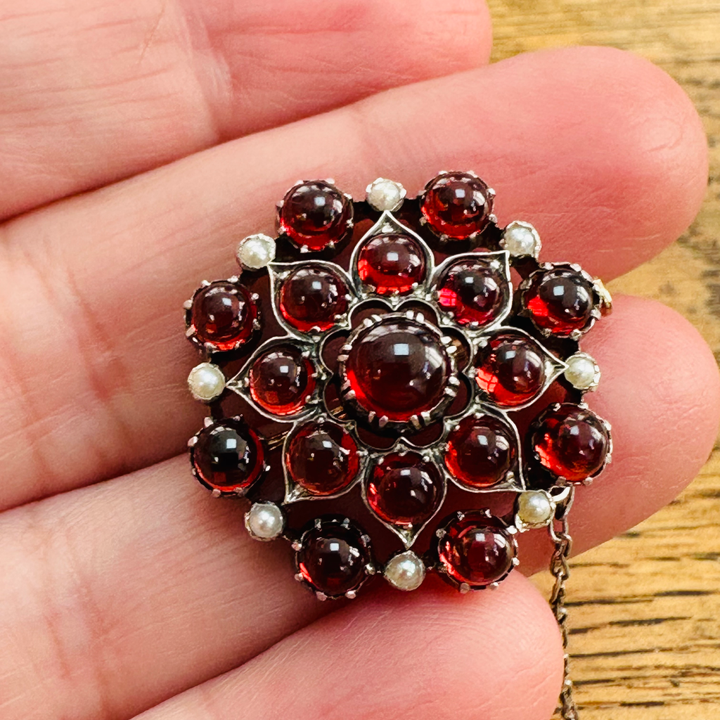 Vintage 9ct gold and silver cab Garnet brooch