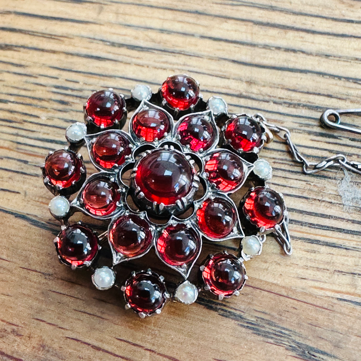 Vintage 9ct gold and silver cab Garnet brooch