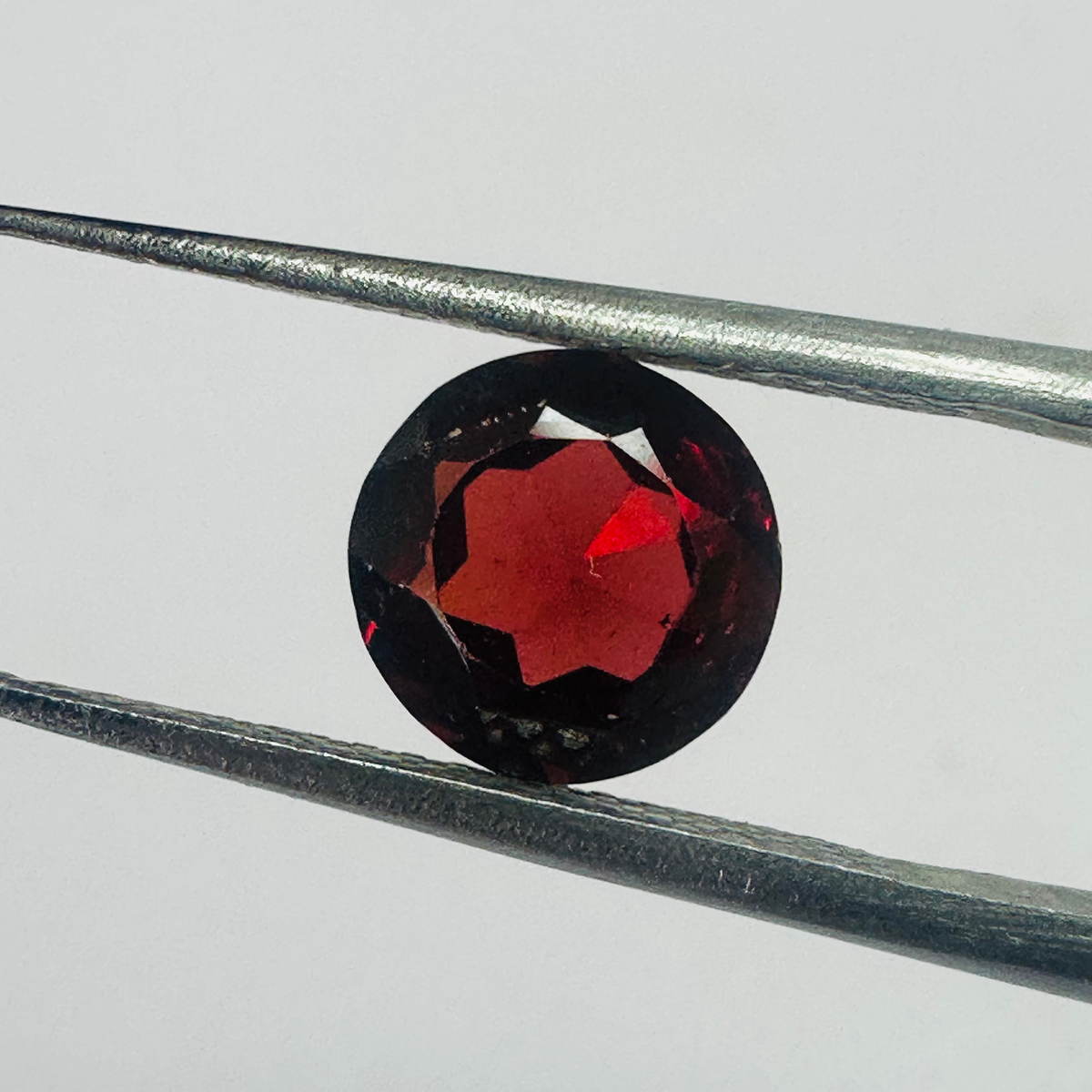 GARNET  ROUND 7.1MM  1.73CTS  RED